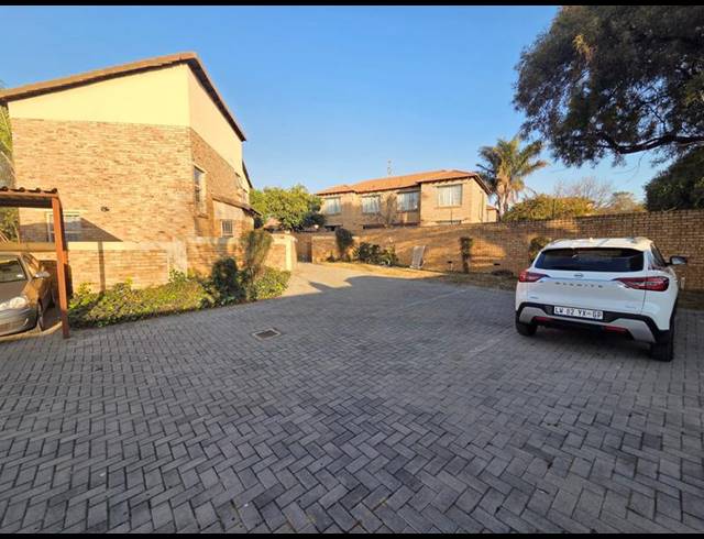 2 BEDROOM DUPLEX FOR SALE IN HEUWELSIG ESTATE